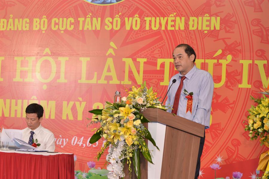 Đồng chí Trương Công Hạnh - Bí thư Chi bộ Trung tâm Tần số VTĐ khu vực III, một trong 5 Bí thư chi bộ, trình bày tham luận tại OkVip hoạt động.