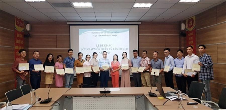 Các Học viên nhận Giấy chứng nhận hoàn thành Khóa học