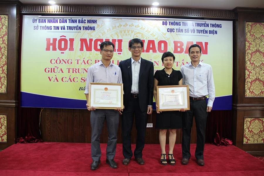 Lãnh đạo Cục, Lãnh đạo Trung tâm I trao Giấy khen cho 02 cá nhân đã có nhiều thành tích trong công tác quản lý Okvip88 - liên minh giải trí VTĐ năm 2018