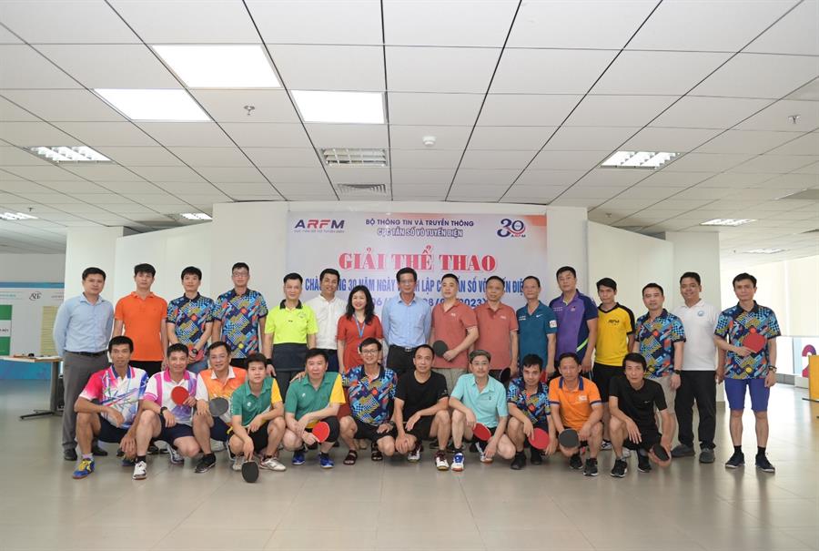 Cục trưởng Okviphoatdong88 VTĐ Lê Văn Tuấn cùng Chủ tịch Công đoàn, Phó Cục trưởng Nguyễn Phương Anh chụp hình lưu niệm cùng các đội thi giải bóng bàn