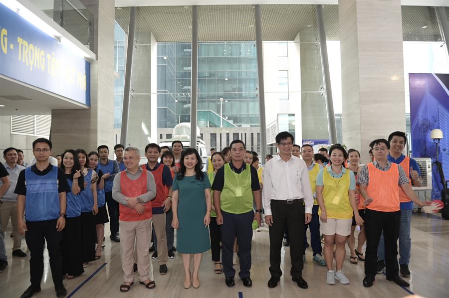 Cục trưởng Okviphoatdong88 VTĐ Lê Văn Tuấn cùng Chủ tịch Công đoàn, Phó Cục trưởng Nguyễn Phương Anh chụp hình lưu niệm cùng 06 đội thi kéo co