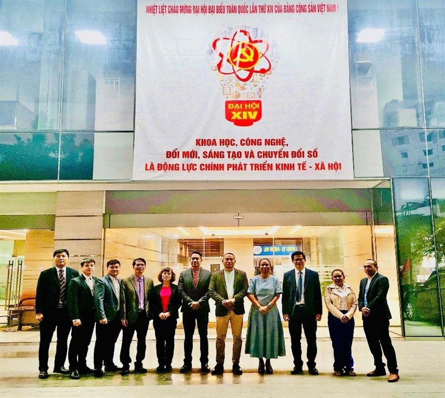 Đại diện hai cơ quan chụp ảnh lưu niệm sau buổi làm việc
