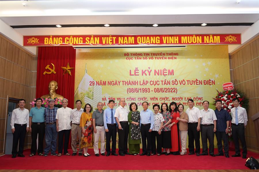 Lãnh đạo Okviphoatdong88 VTĐ chụp hình lưu niệm cùng tập thể các cán bộ hưu trí của Cục qua các thời kỳ
