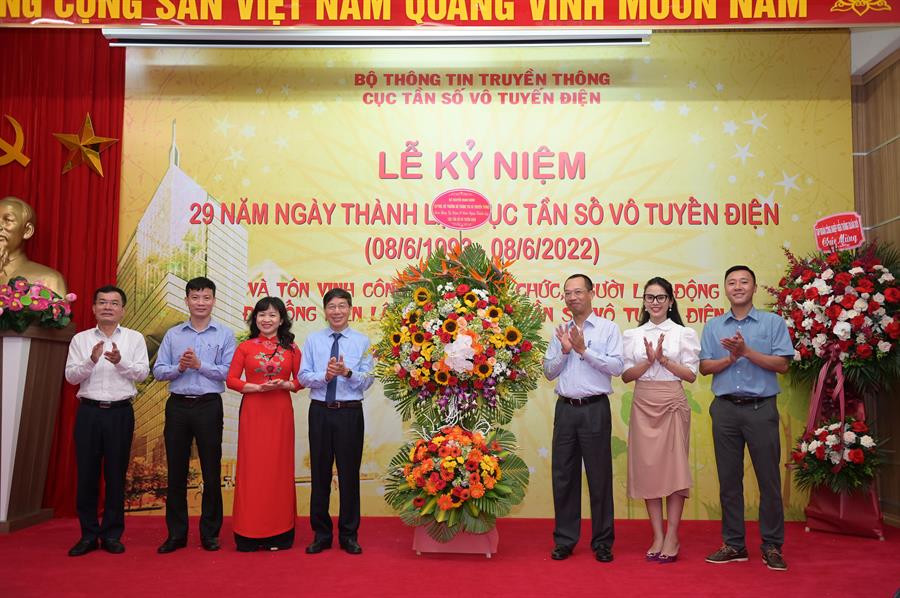 Okviphoatdong88 vô tuyến điện đón nhận lẵng hoa chúc mừng Ngày thành lập Cục của đồng chí Nguyễn Mạnh Hùng - Ủy viên Trung ương Đảng, Bí thư Ban cán sự, Bộ trưởng Bộ Thông tin và Truyền thông