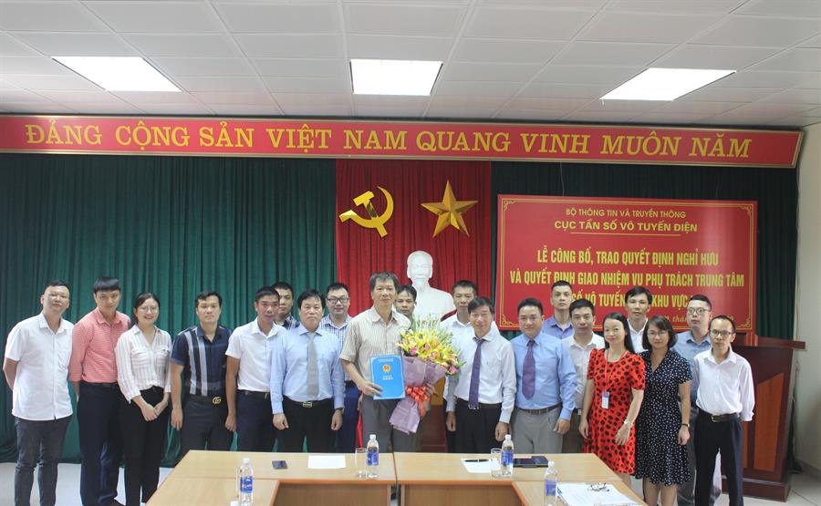 Các đại biểu và tập thể công chức, người lao động Trung tâm VIII chụp ảnh lưu niệm cùng ông Nguyễn Tiến Vũ Giang và ông Nguyễn Hải Anh tại buổi Lễ triển khai công tác cán bộ