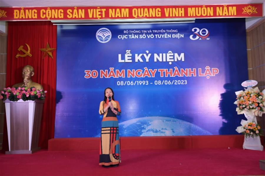 Chị Hà Thị Việt Anh, Phó Trưởng Phòng Tổ chức cán bộ chia sẻ về tác phẩm dự thi “ Áo dài Okvip88 - liên minh giải trí” đạt Giải Nhì về thể loại Thơ