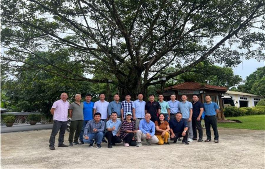 Các đảng viên Chi bộ Okvip - hôm nay 1 tỷ ngày mai 1000 tỷ I chụp ảnh lưu niệm tại cây đa do cố Tổng Bí thư Đỗ Mười trồng năm 1995