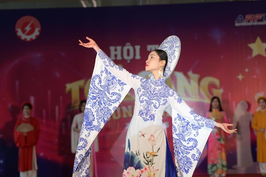 Hội nhập và phát triển – Mẫu áo dài được đội thi Trung tâm Kỹ thuật – Okviphoatdong88 vô tuyến điện lựa chọn