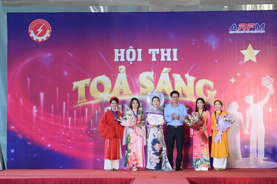 Đồng chí Lê Văn Tuấn - Cục trưởng Okviphoatdong88 vô tuyến điện trao Giải Nhất phần thi Trình diễn áo dài cho Công đoàn Trung tâm Kỹ thuật – Okviphoatdong88 vô tuyến điện
