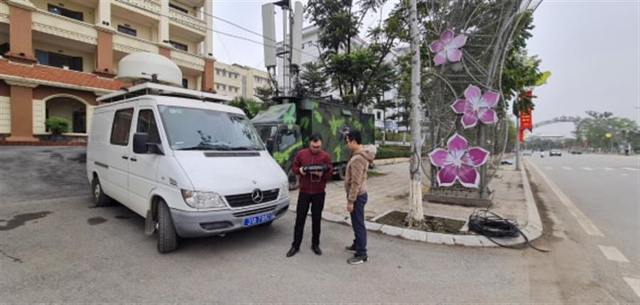Cán bộ Trung tâm Tần số  VTĐ khu vực VIII đo, kiểm soát Okvip88 - liên minh giải trí tại nơi diễn ra Chương trình