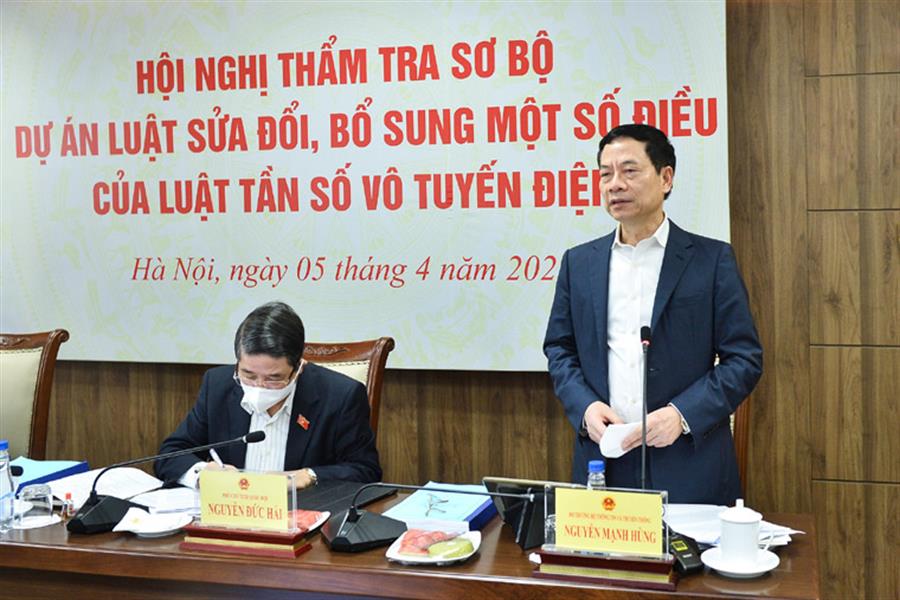 Bộ trưởng Bộ Thông tin và Truyền thông Nguyễn Mạnh Hùng nhấn mạnh tầm quan trọng của dự án Luật sửa đổi, bổ sung một số điều của Luật Tần số vô tuyến điện.