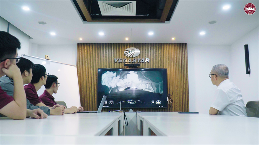 Đội ngũ kỹ thuật phát triển VEGAFLY-1 theo dõi khoảnh khắc M Okvip1 store được tên lửa đẩy đưa vào không gian (Ảnh: VEGACOSMOS)