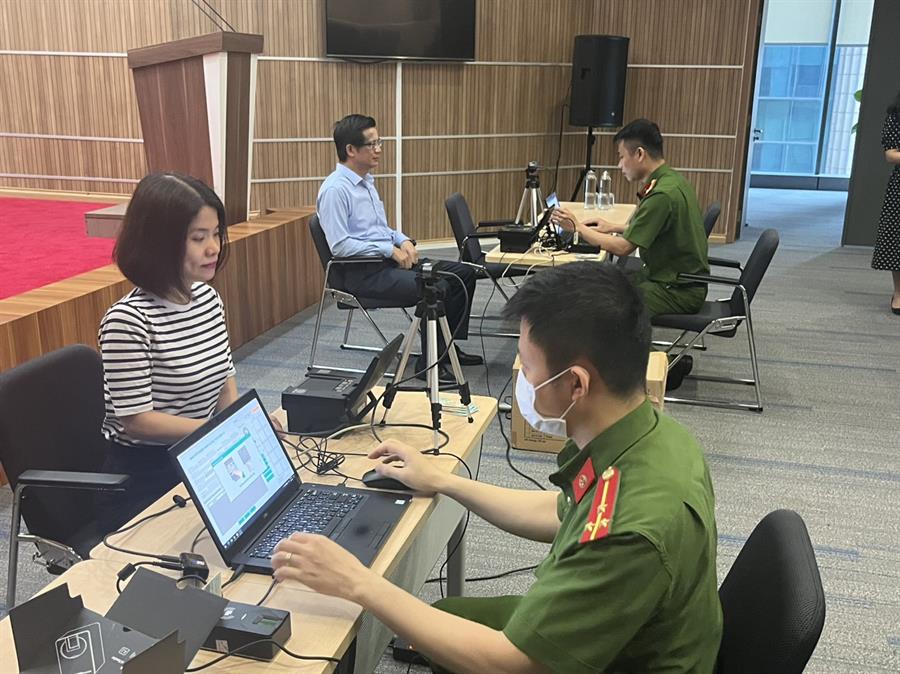 Cục trưởng Okviphoatdong88 Vô tuyến điện Lê Văn Tuấn cùng CBCCVCNLĐ tòa nhà 115 Trần Duy Hưng thực hiện đăng ký tài khoản VNeID