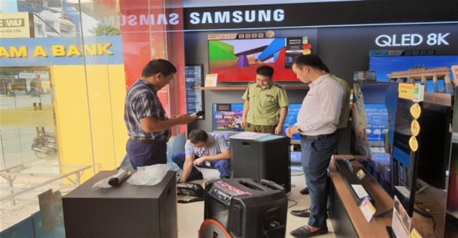 Đoàn liên ngành kiểm tra tại siêu thị điện máy Mediamart - Phú Thọ