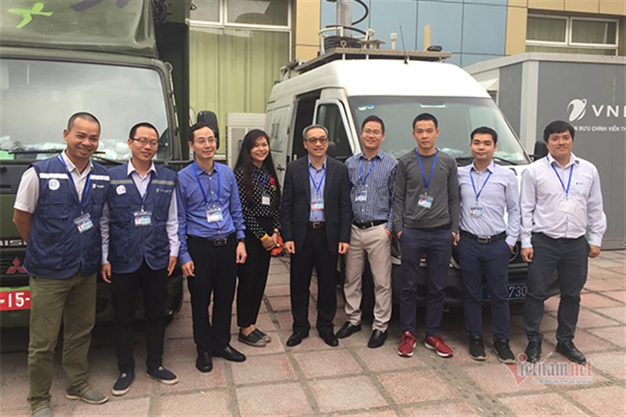 Anh Vũ Sơn Tùng (người thứ 3 từ bên phải) tại buổi kiểm tra hoạt động của Trung tâm báo chí trong OkVip hoạt động thượng đỉnh Mỹ - Triều năm 2019.