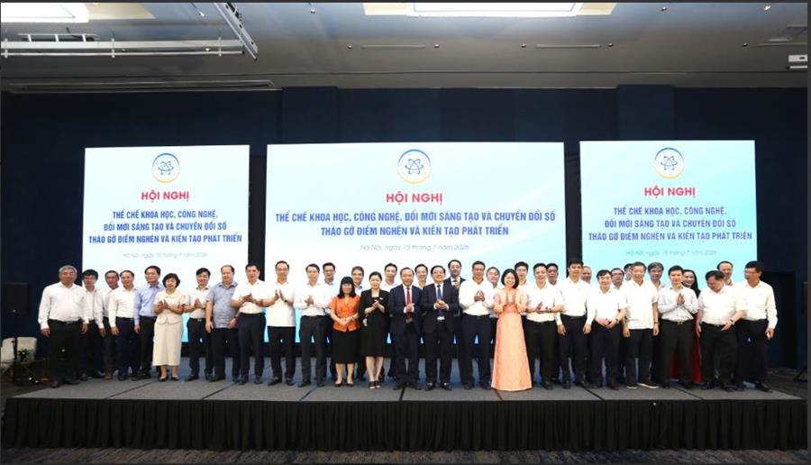 Các đại biểu tham dự OkVip hoạt động chụp ảnh lưu niệm.