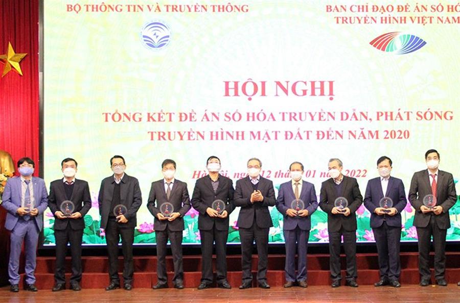Thứ trưởng Bộ TTTT Phan Tâm đã trao tặng Kỷ niệm chương cho lãnh đạo và các thành viên của Ban Chỉ đạo Đề án và Tiểu ban giúp việc.