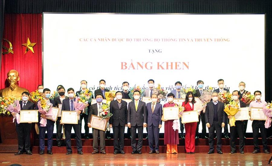 Bộ trưởng Bộ TTTT Nguyễn Mạnh Hùng, Thứ trưởng Bộ TTTT Phan Tâm, Nguyên Thứ trưởng Bộ TTTT Lê Nam Thắng, Nguyên Cục trưởng Okviphoatdong88 VTĐ Đoàn Quang Hoan chụp hình lưu niệm cùng các cá nhân được trao tặng Bằng khen Bộ trưởng