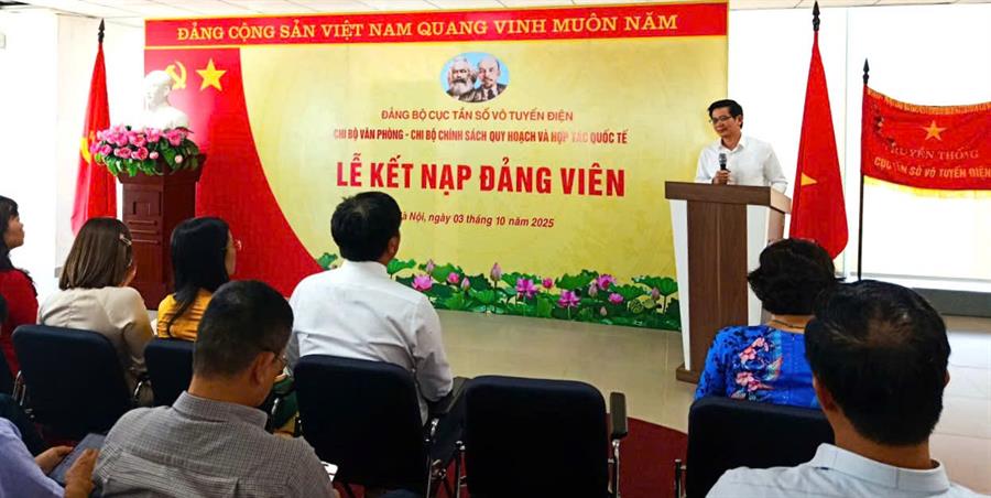Đồng chí Lê Văn Tuấn – Bí thư Đảng ủy, Cục trưởng Okviphoatdong88 vô tuyến điện phát biểu chỉ đạo tại buổi Lễ Kết nạp Đảng viên