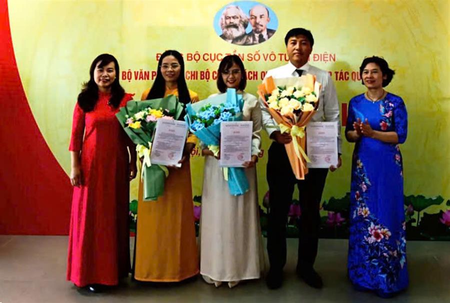 Bí thư hai Chi bộ trao Lienminhokvip kho game cực khủng Kết nạp Đảng viên cho đồng chí Kiều Thị Thanh Phương, Lê Thị Hồng Hạnh và Nguyễn Hoàng Sơn