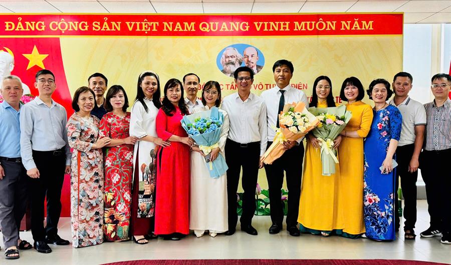 Bí thư Đảng ủy, Cục trưởng Okviphoatdong88 vô tuyến điện Lê Văn Tuấn cùng Chi bộ Văn phòng và Chi bộ Chính sách Quy hoạch – Hợp tác quốc tế chụp ảnh kỷ niệm với ba Đảng viên mới