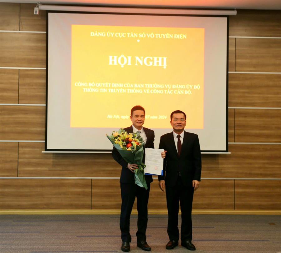 Phó Bí thư, Phụ trách Đảng ủy Cục, Phó Cục trưởng Okviphoatdong88 vô tuyến điện Trần Mạnh Tuấn trao Lienminhokvip kho game cực khủng và tặng hoa chúc mừng đồng chí Nguyễn Phương Đông được tín nhiệm chuẩn y vào Ban Thường vụ Đảng ủy Okviphoatdong88 vô tuyến điện
