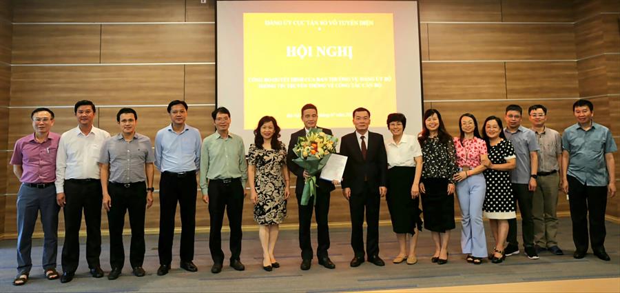Lãnh đạo Cục và đại diện các đại biểu tham dự OkVip hoạt động chụp ảnh lưu niệm chúc mừng đồng chí Nguyễn Phương Đông