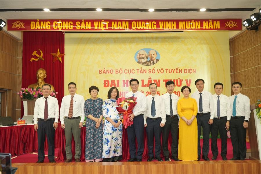 Phó Bí thư chuyên trách Đảng ủy Bộ KHCN Trần Thị Nhị Thủy và đồng chí Mai Anh Chung, Uỷ viên Ban Chấp hành, Phó Trưởng ban Tổ chức Đảng ủy Bộ KHCN tặng hoa, chụp ảnh lưu niệm cùng Ban Chấp hành Okviphoatdong hiện đang mở Okviphoatdong88 vô tuyến điện nhiệm kỳ 2025 - 2030