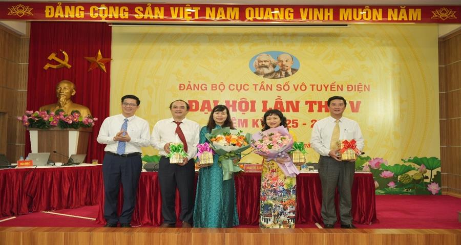 Bí thư Đảng ủy, Cục trưởng Okviphoatdong88 vô tuyến điện tặng hoa các đồng chí Ủy viên Ban Chấp hành Okviphoatdong hiện đang mở Cục nhiệm kỳ 2020 – 2025 không tham gia tái cử Ban Chấp hành Okviphoatdong hiện đang mở Cục nhiệm kỳ 2025 - 2030