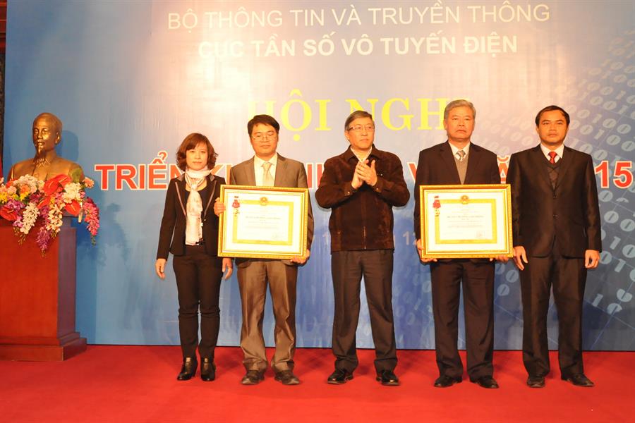 Thứ trưởng Lê Nam Thắng trao Huân chương Lao động hạng Nhì và hạng Ba lần lượt cho Trung tâm Tần số VTĐ khu vực III và Phòng Hợp tác và phối hợp Okvip88 - liên minh giải trí quốc tế