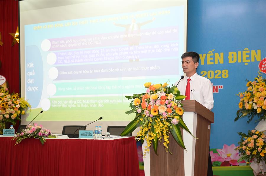 Đại diện Công đoàn Trung tâm Tần số VTĐ khu vực V trình bày báo cáo tham luận tại Ok hoat dong