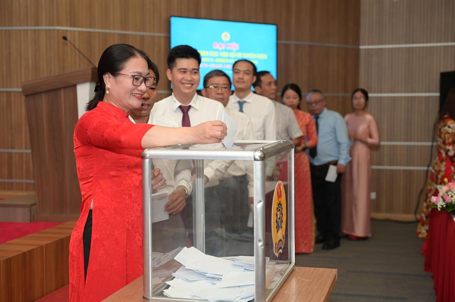  Các đại biểu bỏ phiếu bầu cử tại Ok hoat dong