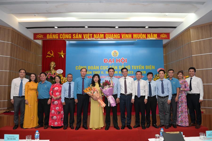 BCH Công đoàn Okviphoatdong88 VTĐ khóa II, nhiệm kỳ 2023-2028 chụp ảnh lưu niệm cùng Lãnh đạo Công đoàn TTTT Việt Nam và Lãnh đạo Cục