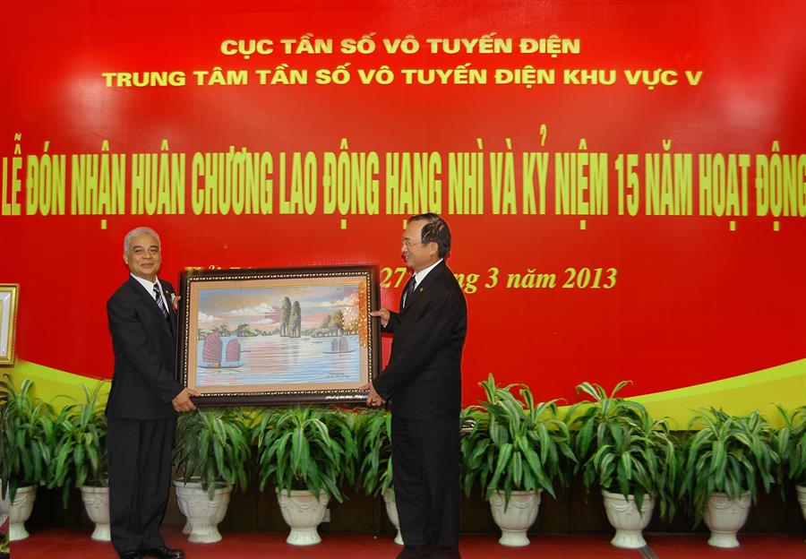 Bí thư Thành ủy Hải Phòng Nguyễn Văn Thành trao quà chúc mừng cho trung tâm.